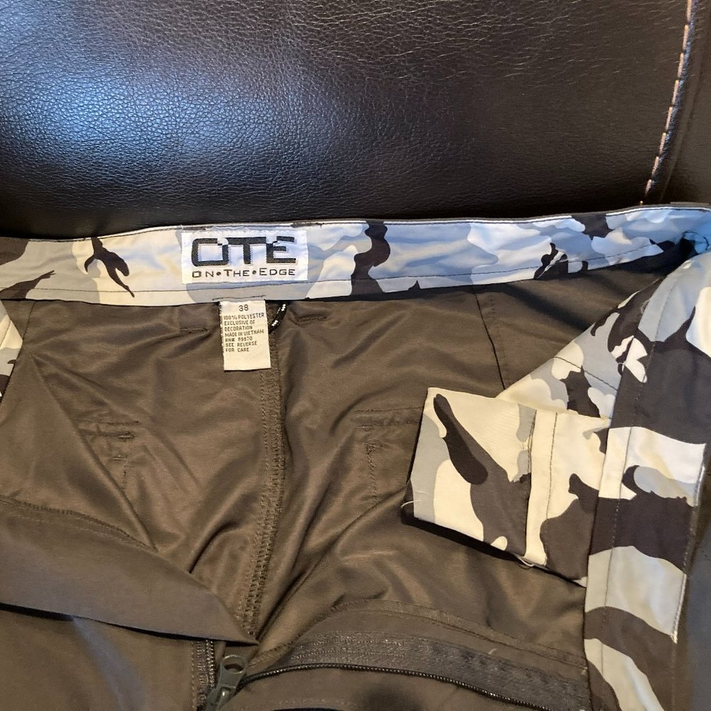 On the Edge Men's Cargo Shorts Size 38 Dark Green Color